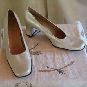 Bandolino Champagne Iridescent Pump